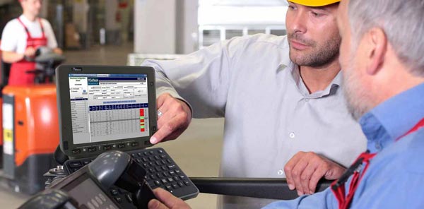 Zwei Techniker bedienen ein Logistik-Tablet