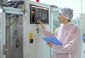 Edelstahl HMI Panel-PC in der Industrie bedient durch Arbeiter