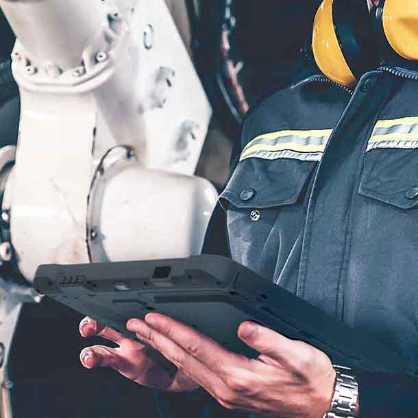 Das Rugged Tablet wird in rauer Industrieumgebung eingesetzt