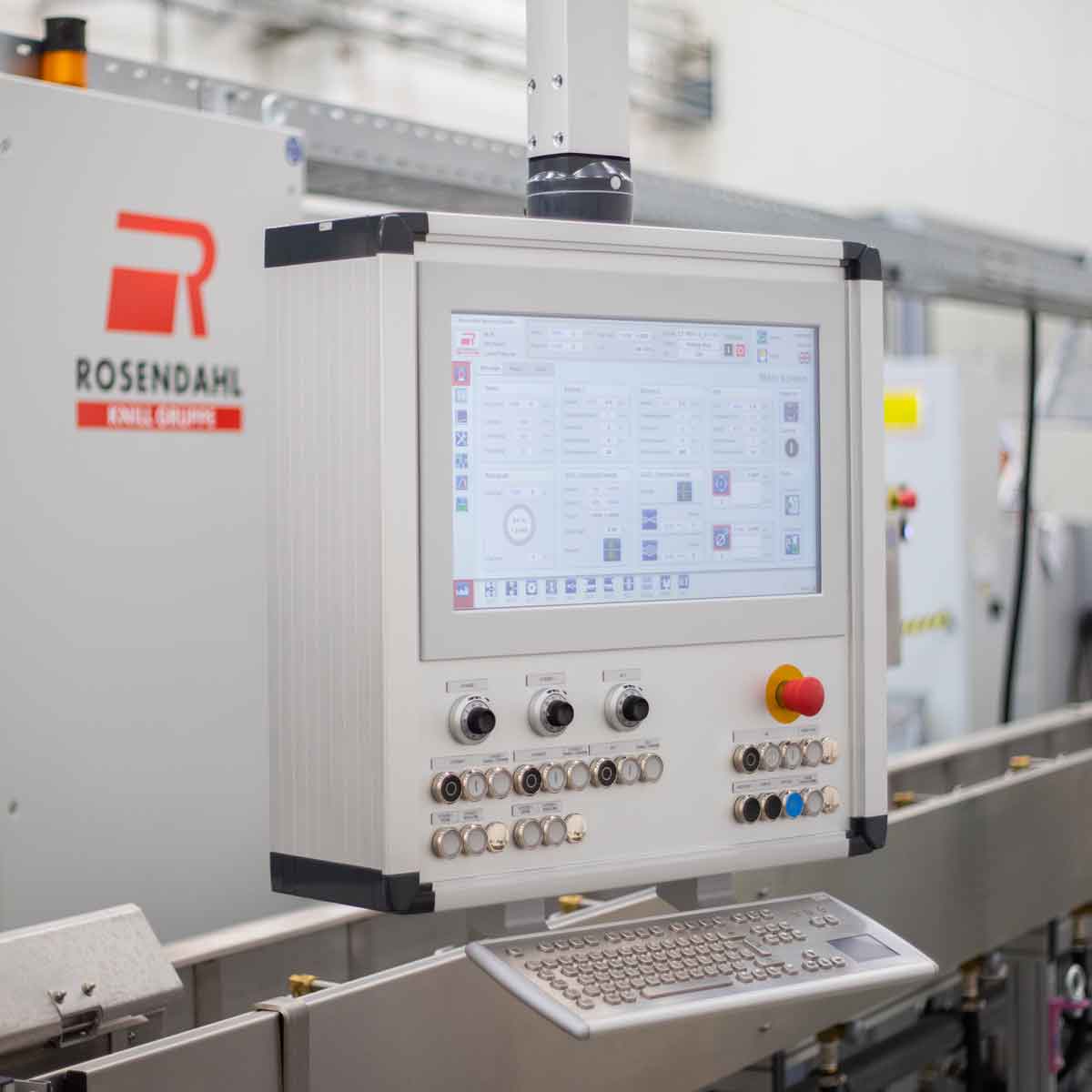 IP65-geschützter Industrie-PC mit Monitor am Tragarm